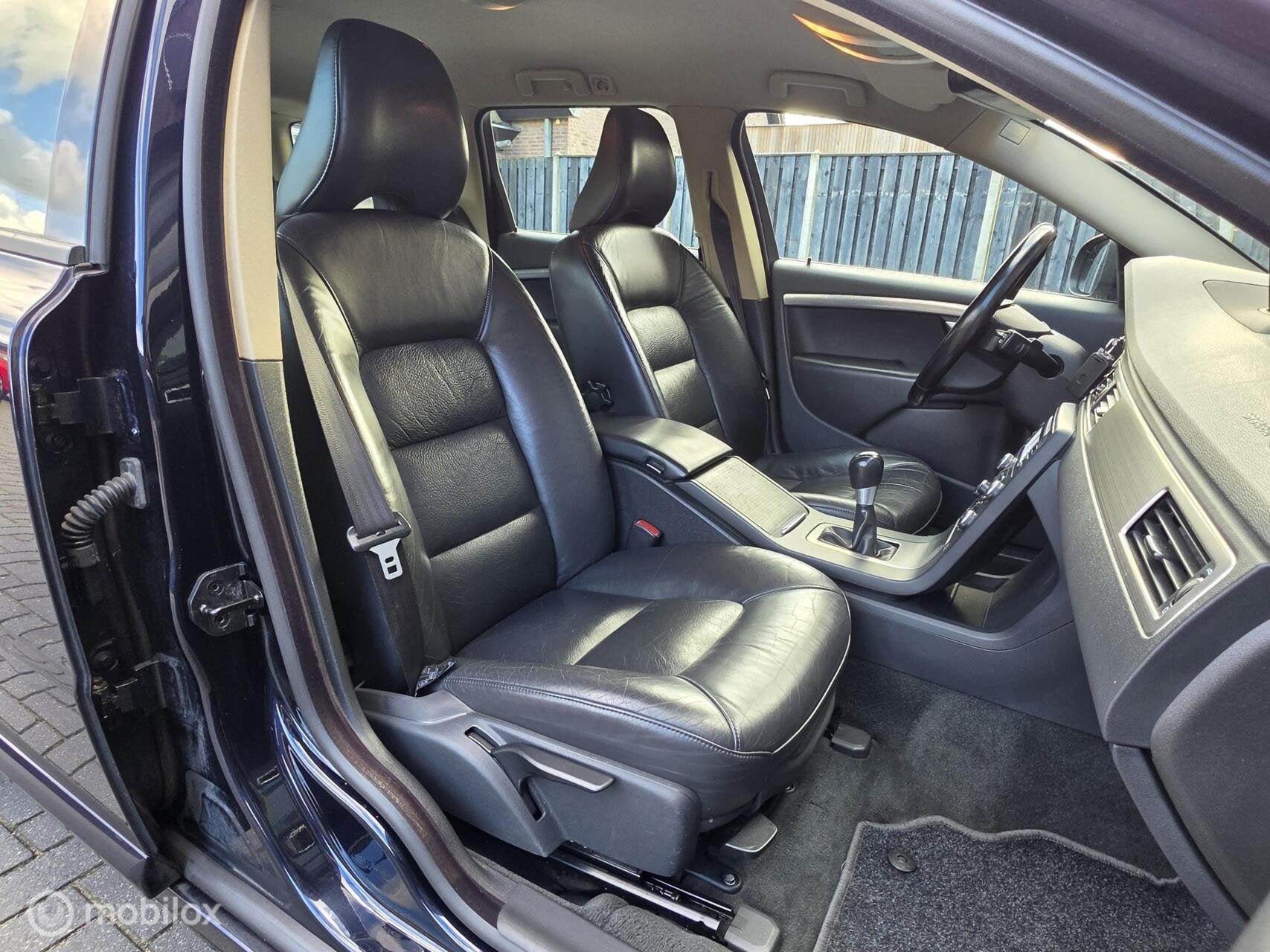 VOLVO V70 2.5T 200PK LEER NAVI YOUNGTIMER DEALER ONDERHOUDEN, Auto's, Voorwielaandrijving, Zwart, Blauw, 2521 cc