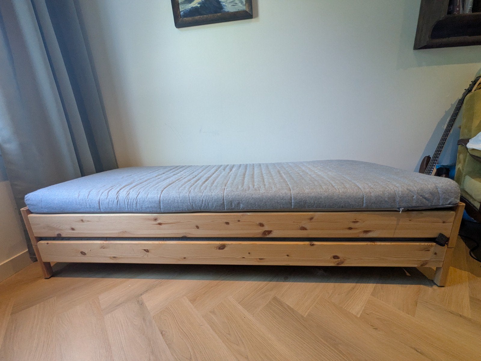 Ikea Utaker stapelbaar bed met 2 matrassen, Ophalen, Beige, Tweepersoons, Zo goed als nieuw