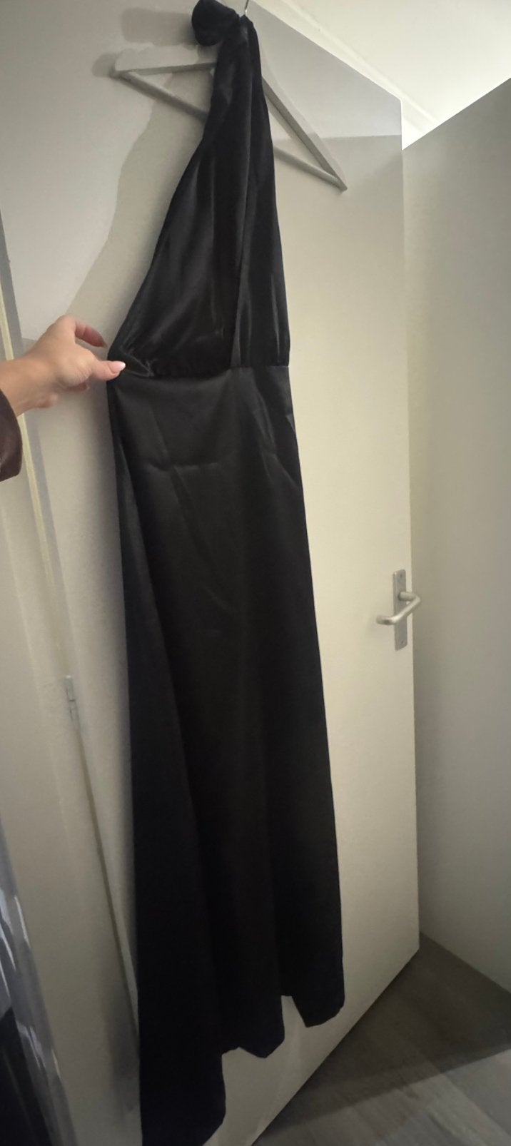 Zwarte lange halter jurk satijnen jurk maat L, Maat 38/40 (M), Zwart, Nieuw, Cocktailjurk