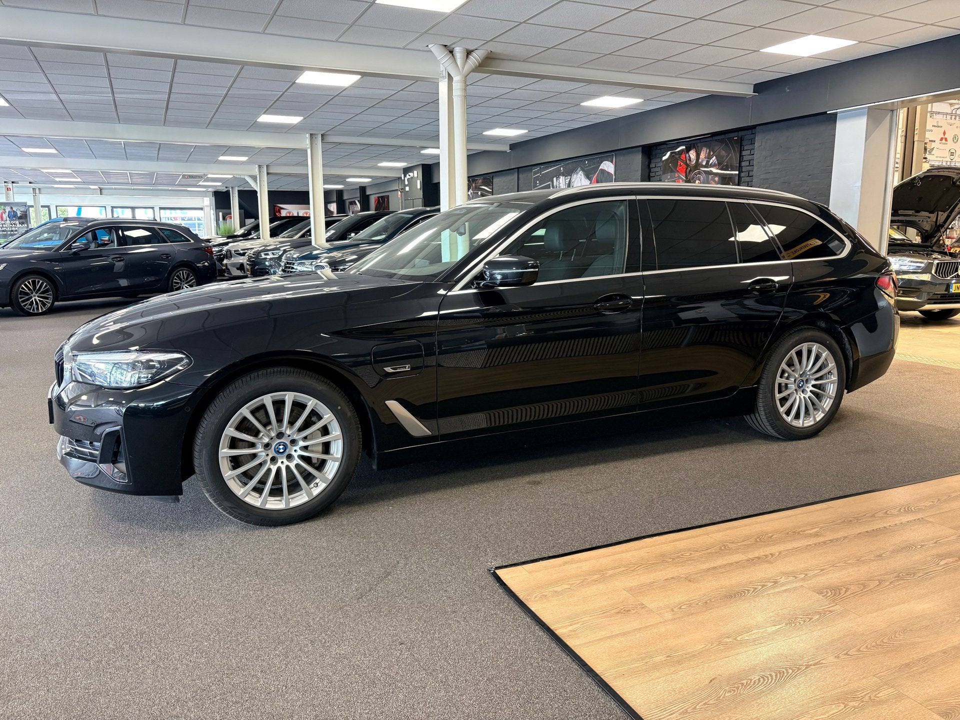 BMW 5-serie Touring 530e xDrive High Executive/ leer/ pano/, 1935 kg, Gebruikt, 4 cilinders, Zwart