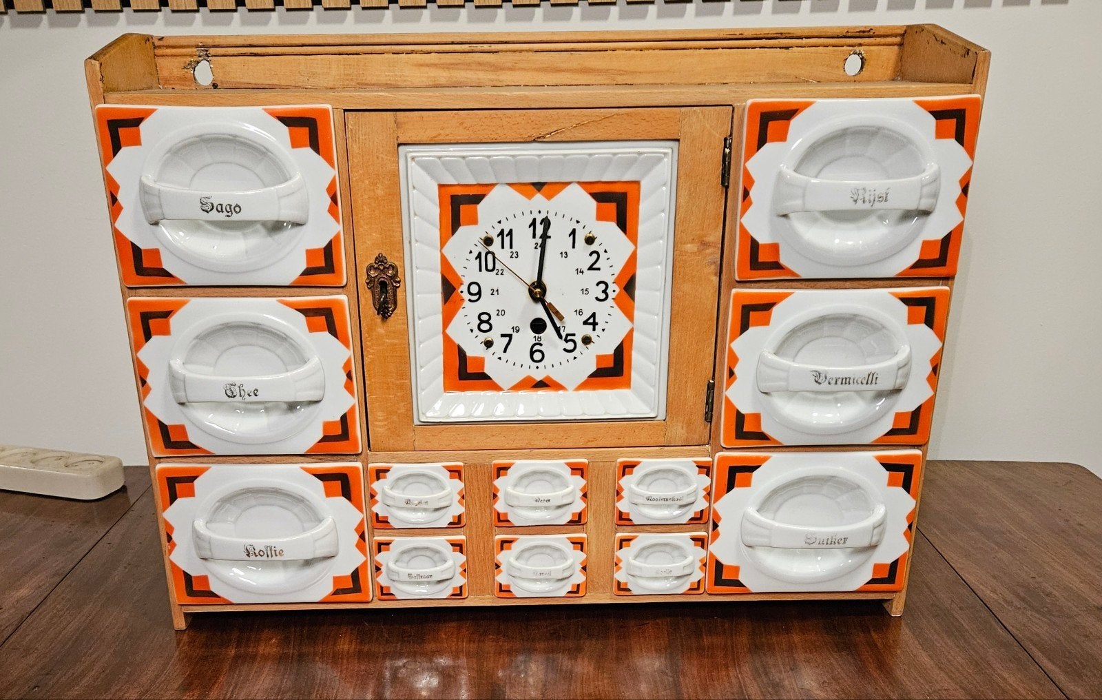 Vintage kruidenrek met klok en porseleinen bakjes, Antiek en Kunst, Ophalen