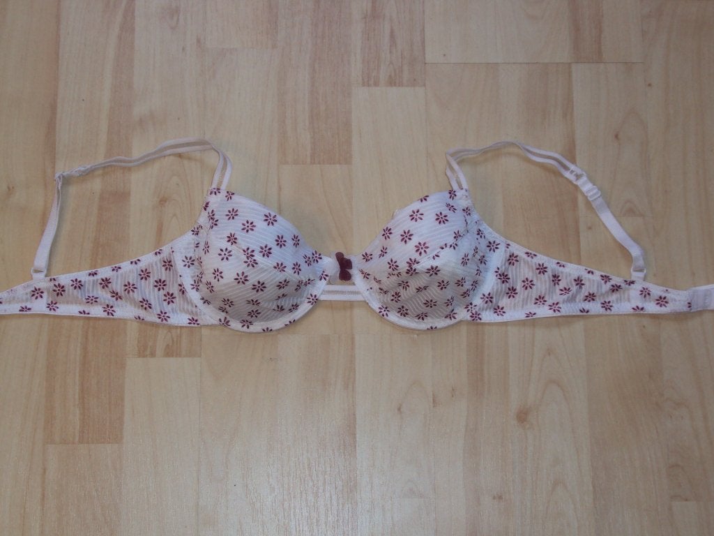 Trendy BH maat 75B wit met rode bloemetjes,  NIEUW!, Kleding | Dames, Verzenden, Meerkleurig, BH