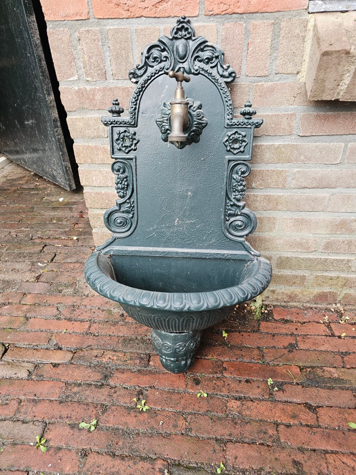 Sierlijke buitenkraan met bak, Ophalen, Gietijzer