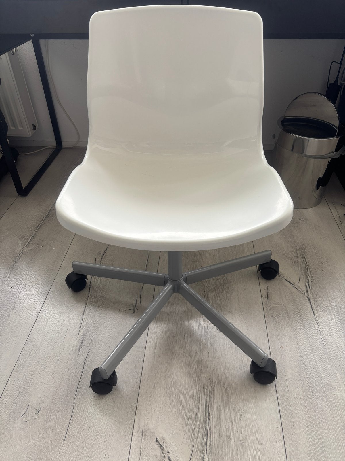 Witte bureaustoel met wieltjes - IKEA Snille, Huis en Inrichting, Bureaustoelen, Ophalen, Gebruikt, Wit, Bureaustoel