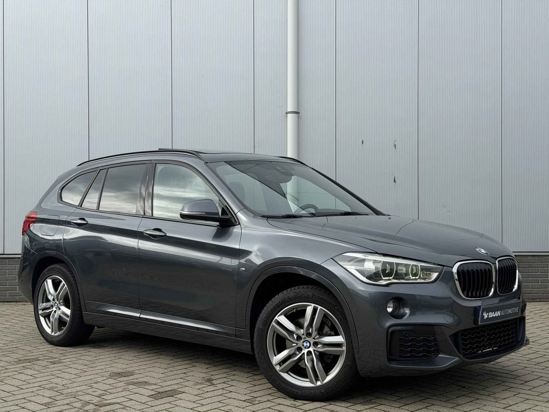 BMW X1 sDrive18i High Executive | M-Sport | Panorama | Trekh, Gebruikt, Euro 6, Alcantara, Grijs