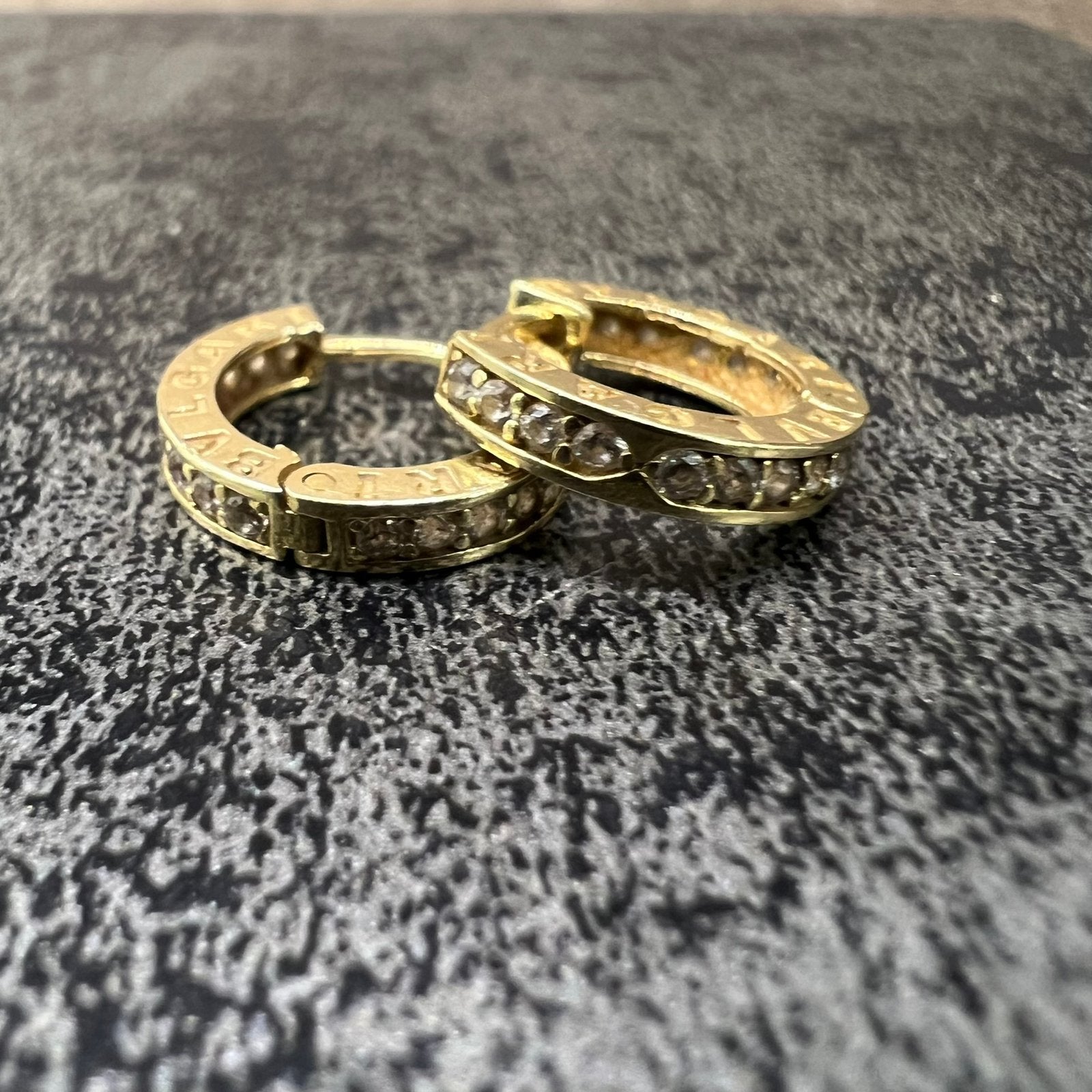 14 karaat gouden oorbellen bvlgari model, Ophalen of Verzenden, Zo goed als nieuw, Goud, Dame