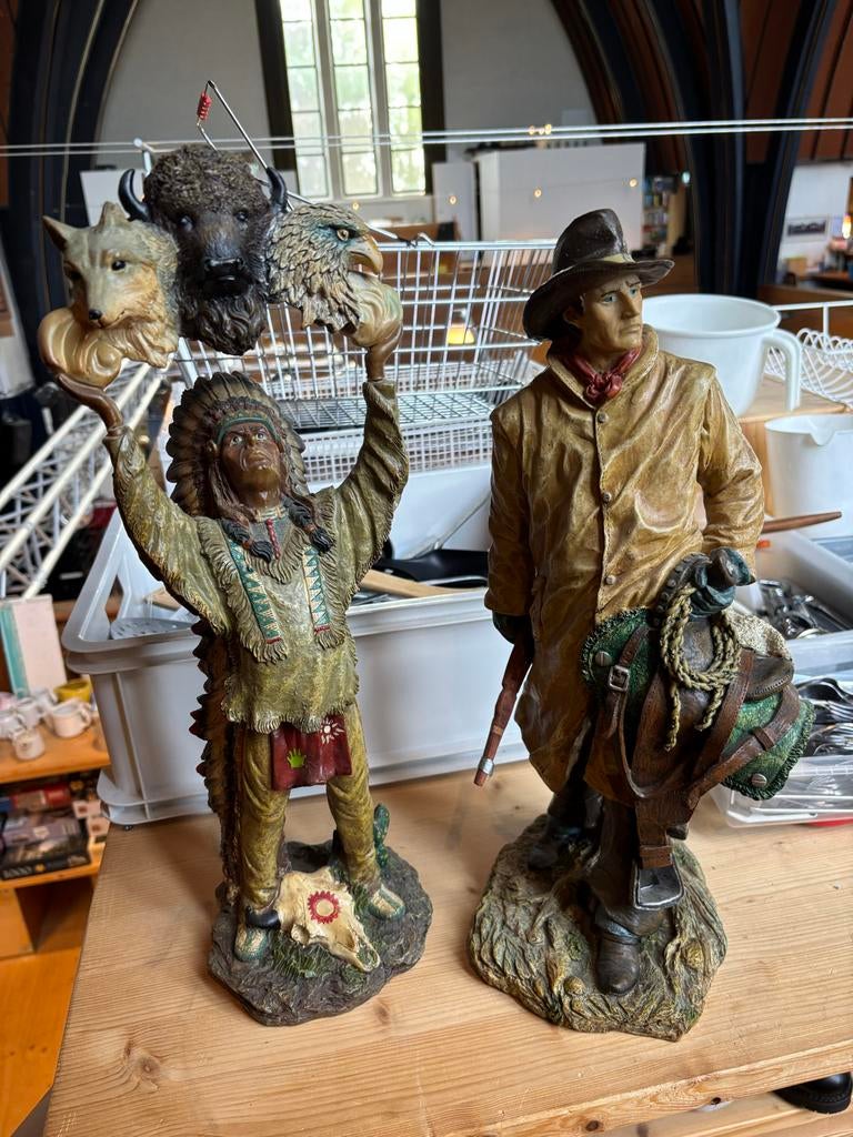 Decoratieve beelden: Cowboy en Indiaan met bizon, Verzamelen, Beelden en Beeldjes, Ophalen of Verzenden, Zo goed als nieuw, Mens