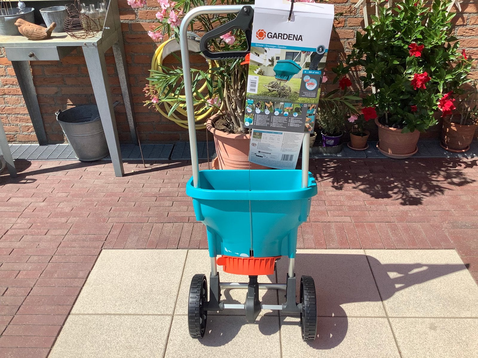 Gardena  strooiwagen  XL tot 800m2  zgan 1x gebruikt, Ophalen of Verzenden, Mest