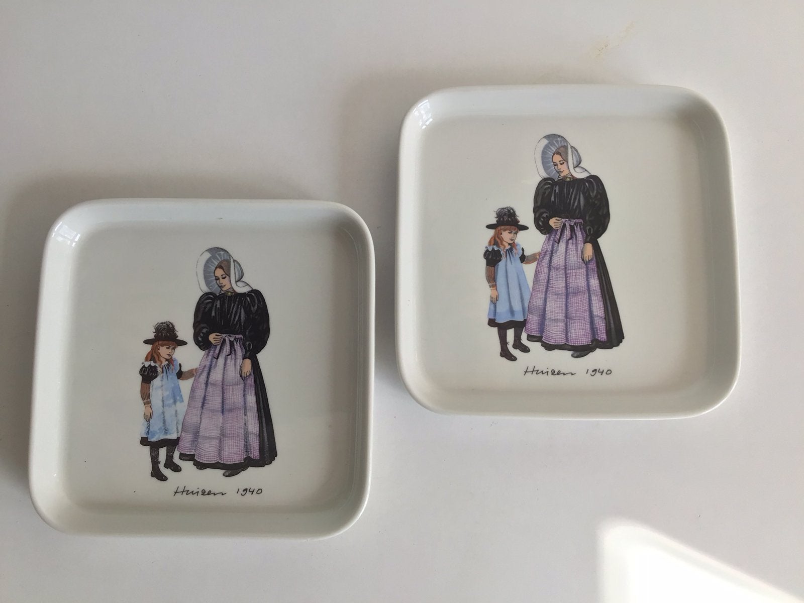 Villeroy & Boch 2 gebaksbordjes klederdracht Huizen 1940, Huis en Inrichting, Nieuw, Ophalen of Verzenden, Bord(en), Porselein