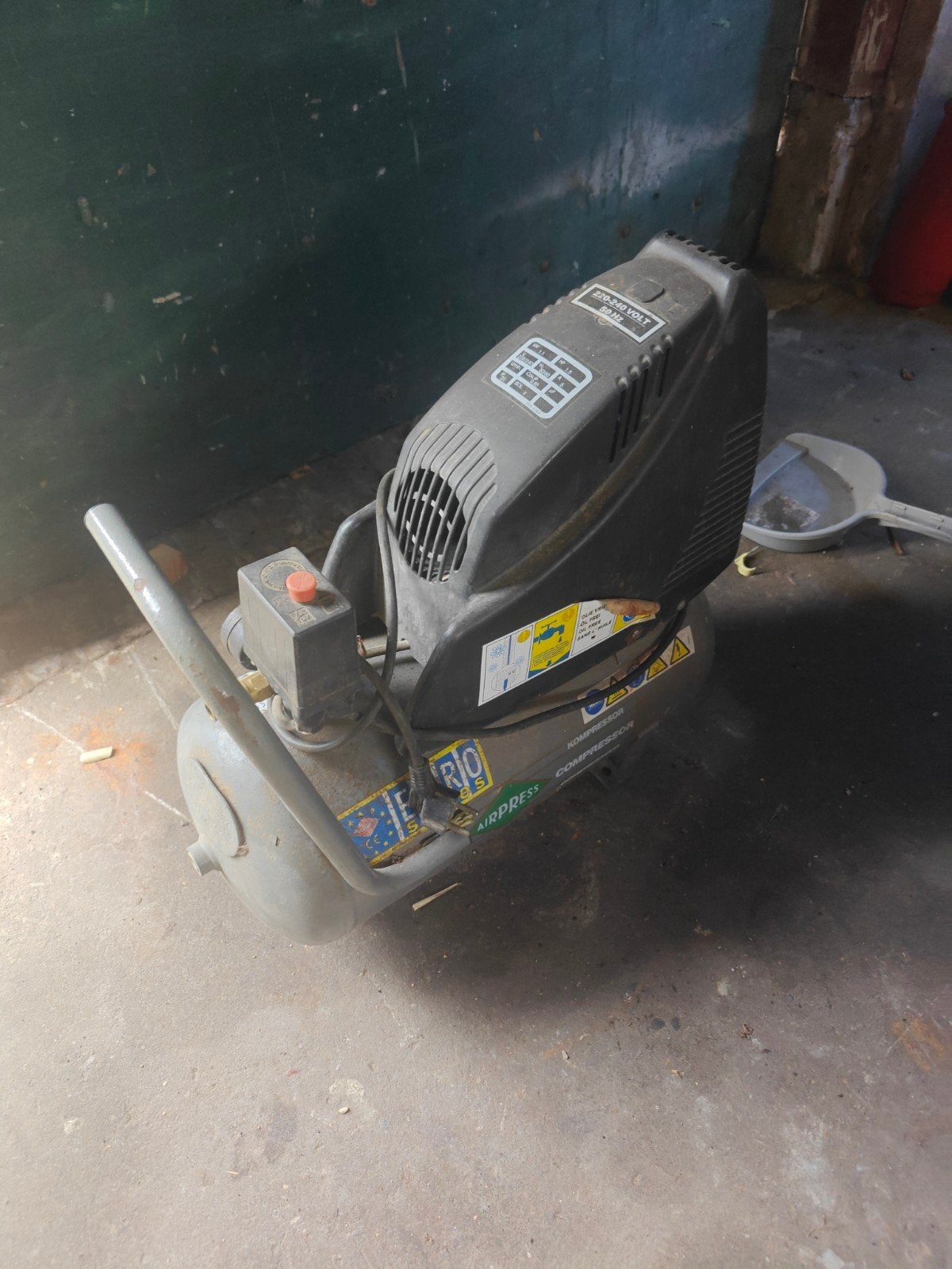 te koop compressor 220v, Ophalen, Gebruikt, 6 tot 10 bar, Minder dan 200 liter/min