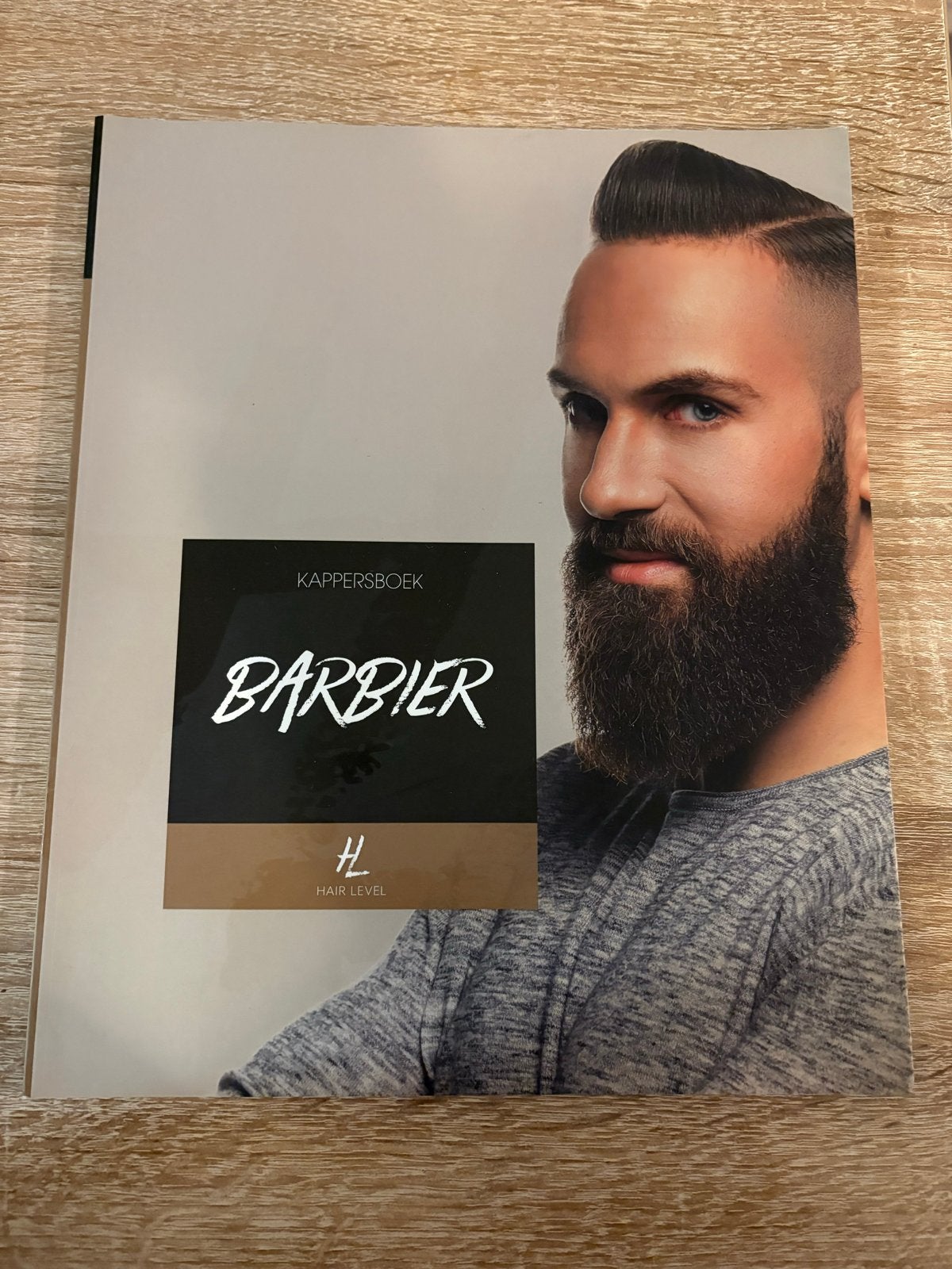 Kappersboek Barbier - Baard vormen en onderhouden, Boeken, Ophalen of Verzenden, Zo goed als nieuw, Overige onderwerpen