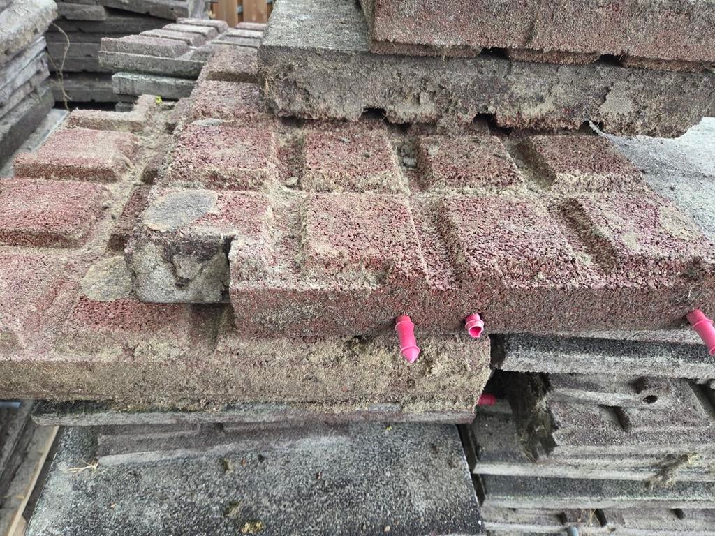 5 pallets met kapotte rubberen tegels, ., ., .