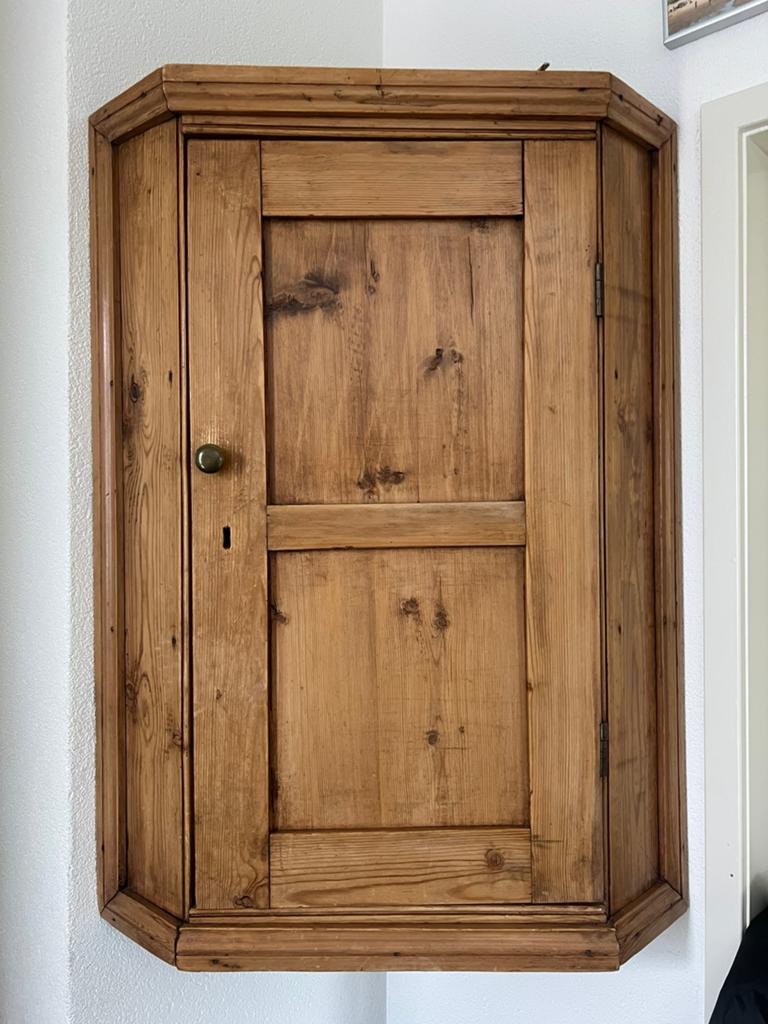 Grenenhouten hoekkast, hangend, Ophalen