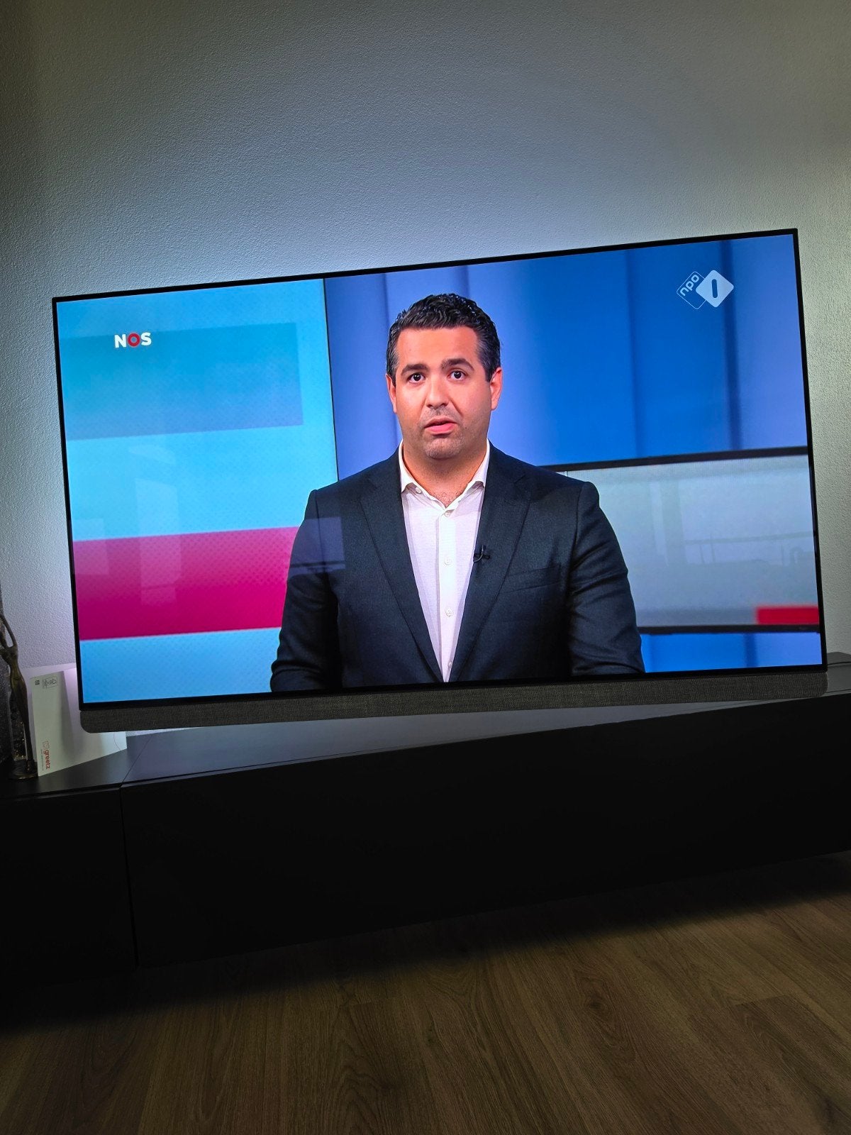 Foto 8 van Zeer mooie  Philips 55OLED+910 4zijdig Ambilight, 2026!