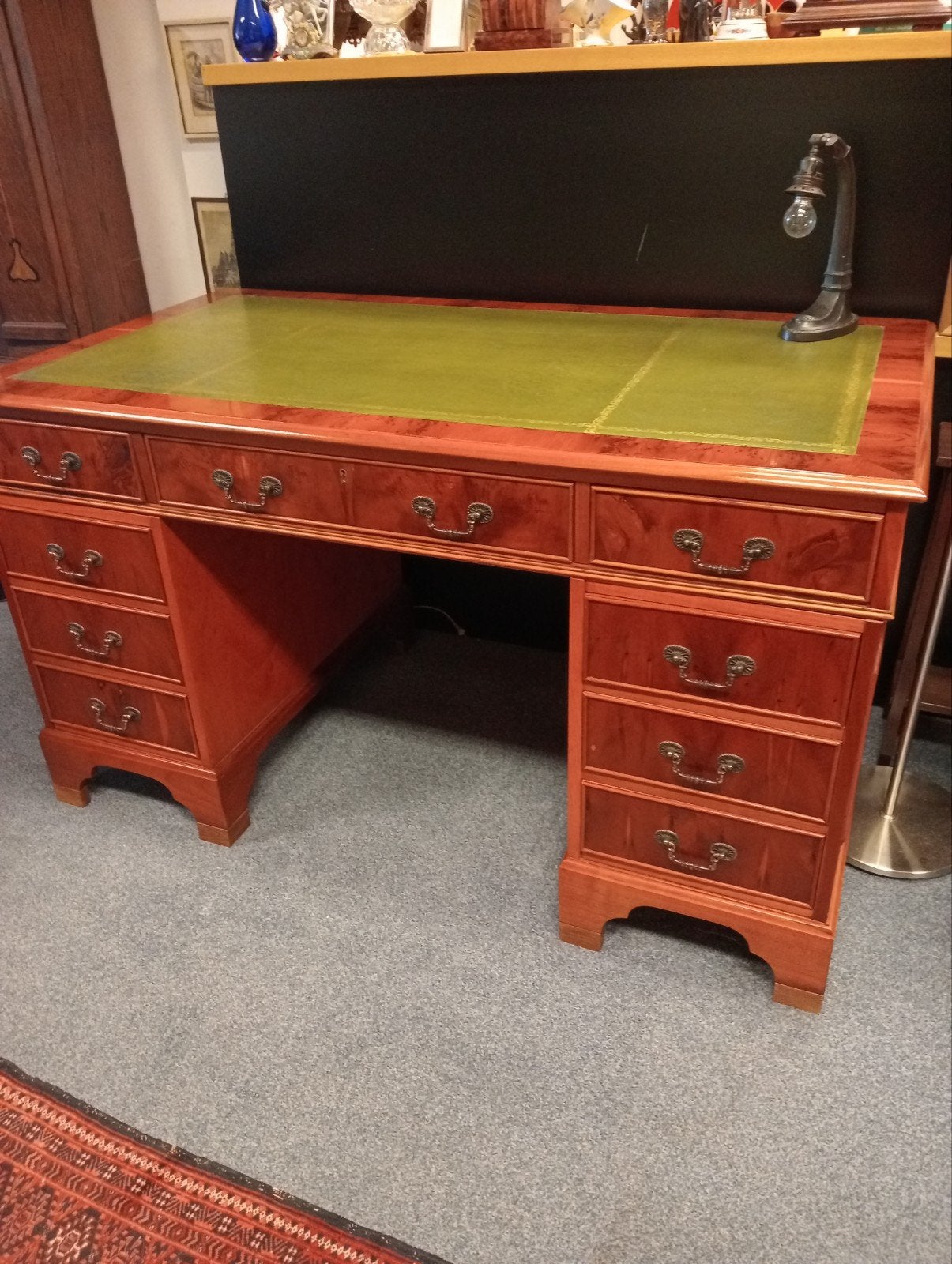 Taxus houten Bureau met Groen Leren Blad in Nieuwstaat, Ophalen of Verzenden