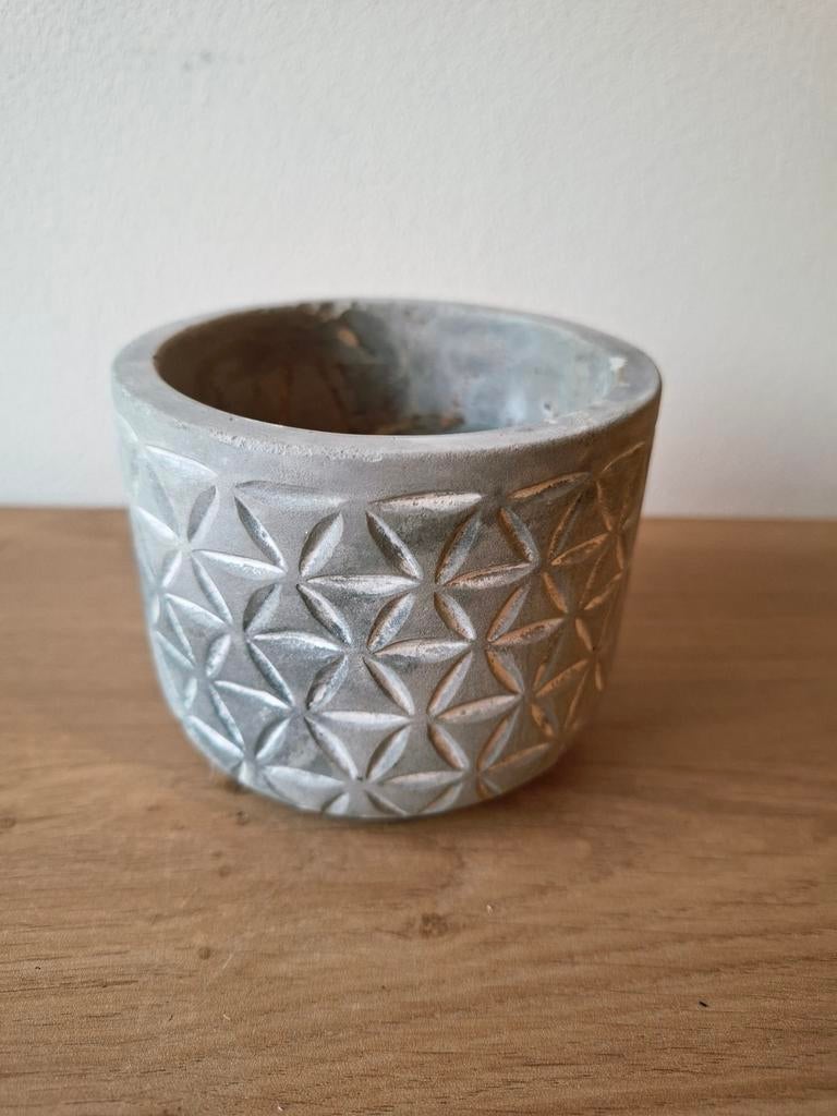 Betonlook bloempotje / plantenpotje lichtgrijs met reliëf, Rond, Binnen, Ophalen of Verzenden, Zo goed als nieuw