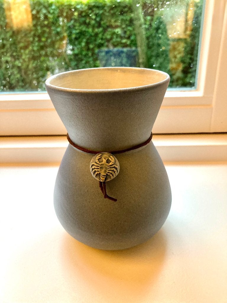 Keramische vaas uit Zweden. Sterrenbeeld schorpioen., Blauw, Zo goed als nieuw, Handgemaakt, Steen/keramiek