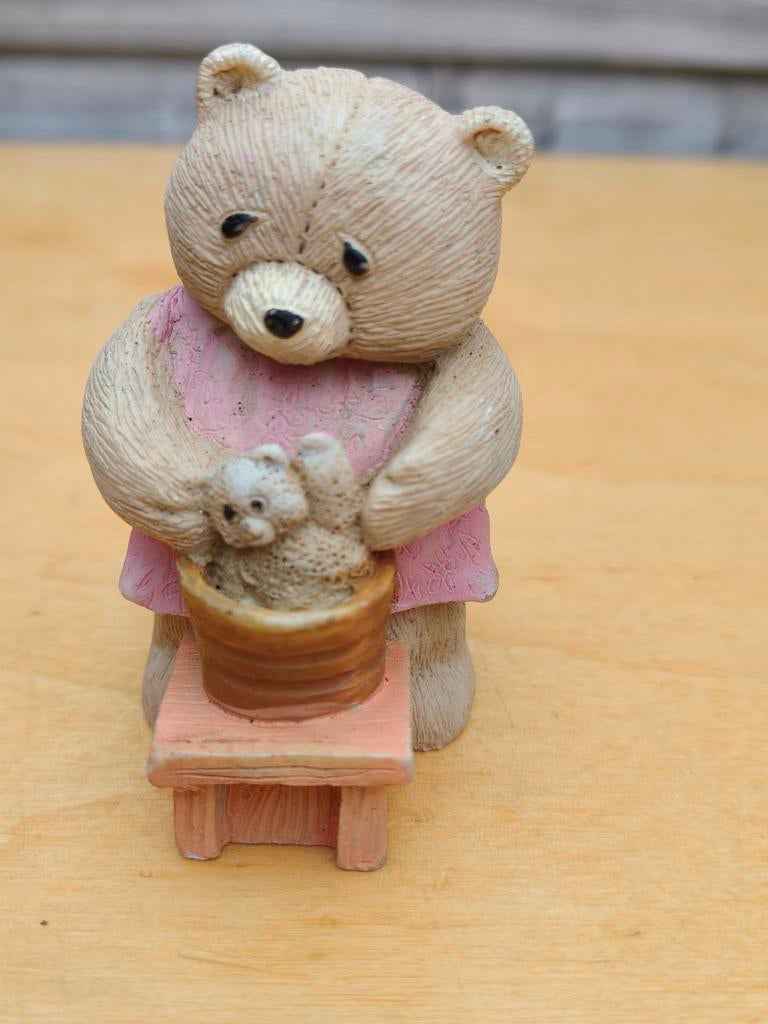 Beeld beertje is beertje aan het wassen in tobbe., Verzamelen, Beren en Cherished Teddies, Ophalen of Verzenden, Zo goed als nieuw