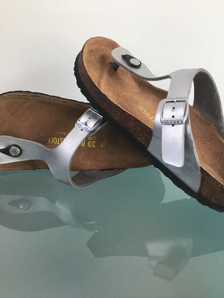 Birkenstock 39 Gizeh | zilveren slippers | Gratis verzenden, Kleding | Dames, Schoenen, Slippers, Overige kleuren, Verzenden, Zo goed als nieuw