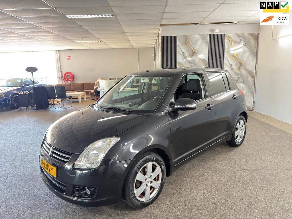 Suzuki Swift 1.3 Limited Apk Nieuw,Airco,Carplay,Bluetooth,N, Auto's, Voorwielaandrijving, Zwart, 400 kg, Alcantara