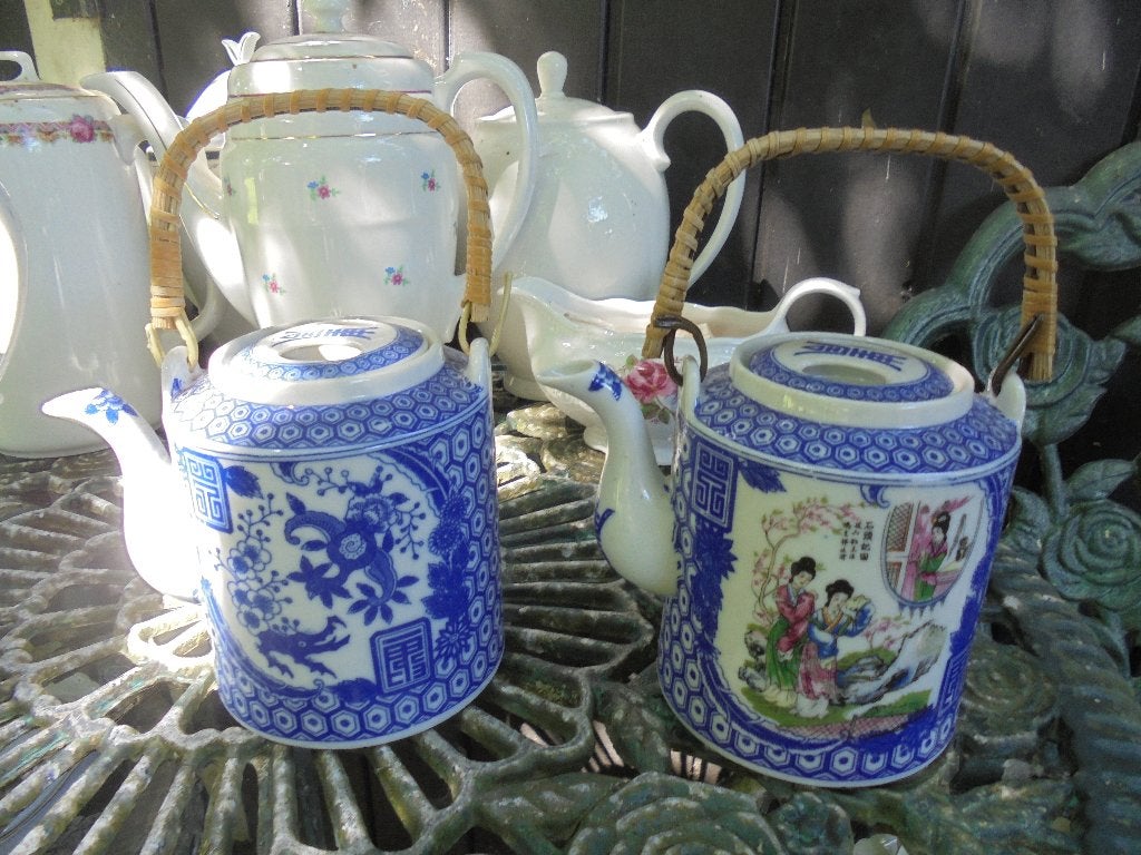 2 x Chinees / Japans Theepotje met blauw decor en geisha's, Antiek en Kunst, Ophalen of Verzenden