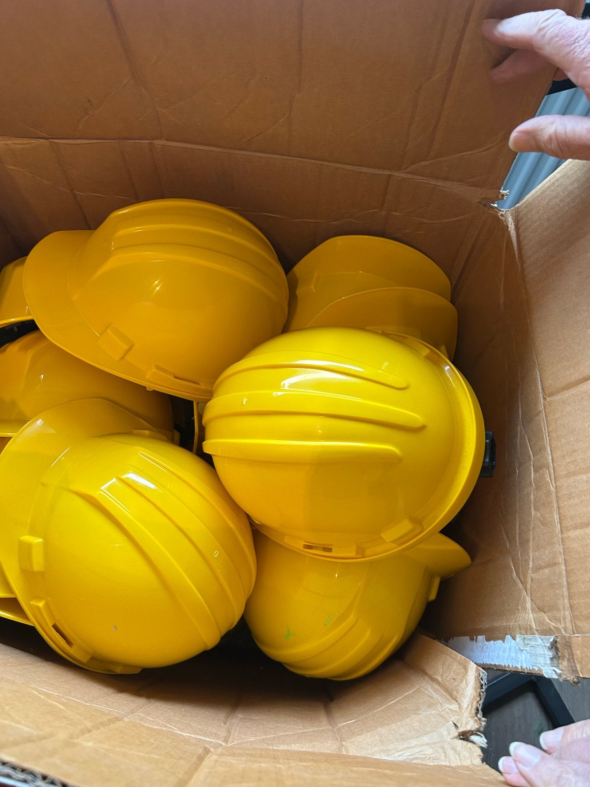 46 Gele verstelbare helmen voor carnaval/loopgroep, Ophalen, Zo goed als nieuw, Accessoires