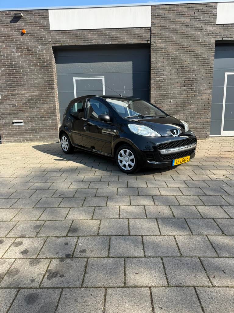 Peugeot 107 1.0 12V 5DR 2010 Zwart, Auto's, Voorwielaandrijving, Stof, Zwart, 4 stoelen
