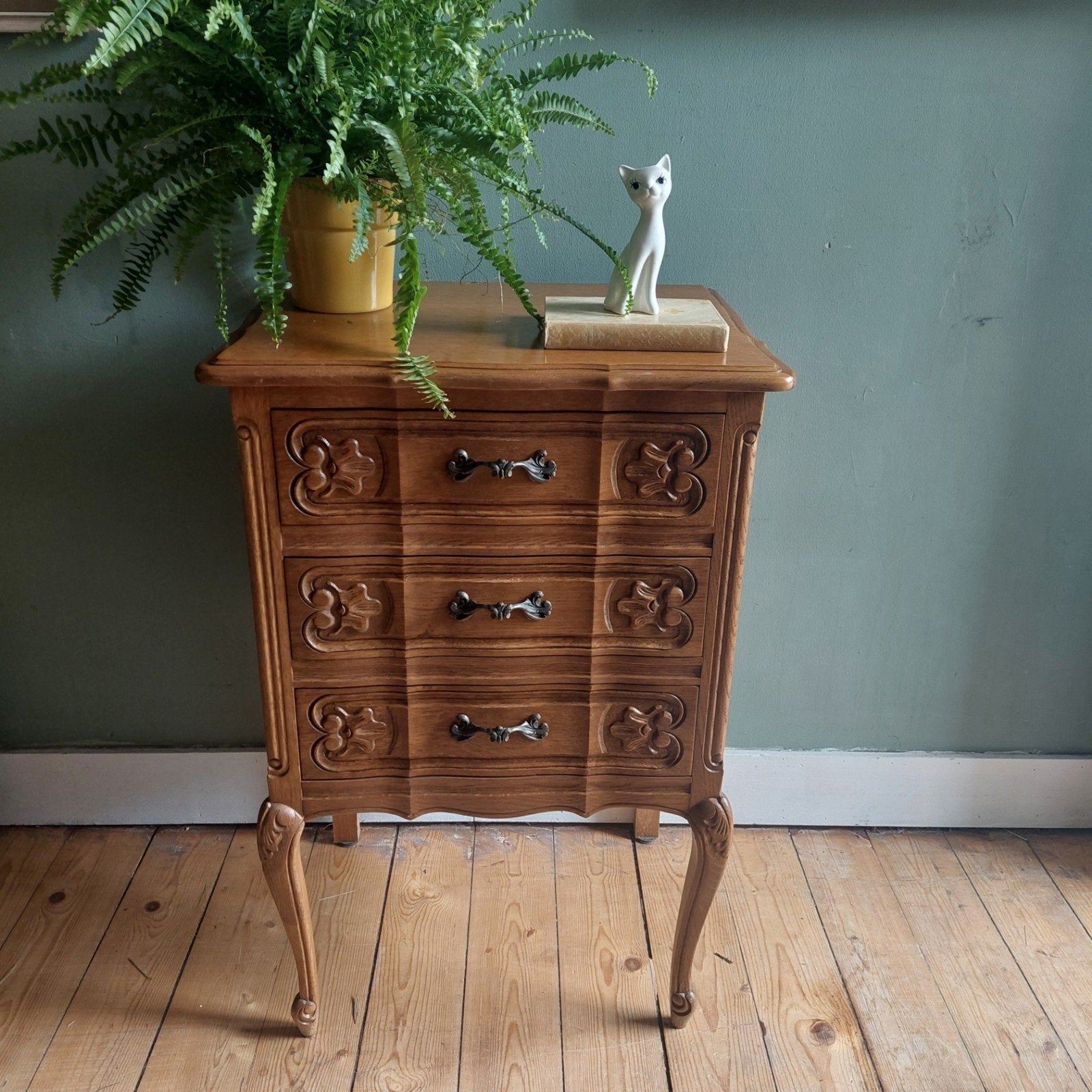 Lucky Vintage Frans houtsnijwerk ladekastje, Ophalen, ., 50 tot 100 cm, 3 of 4 laden