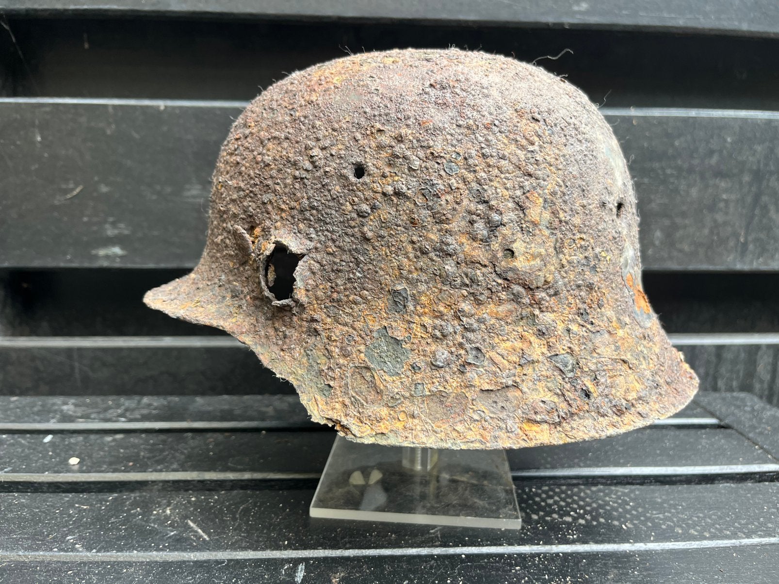 Duitse helm M42 battle damage, Ophalen of Verzenden, Landmacht, Duitsland, Helm of Baret