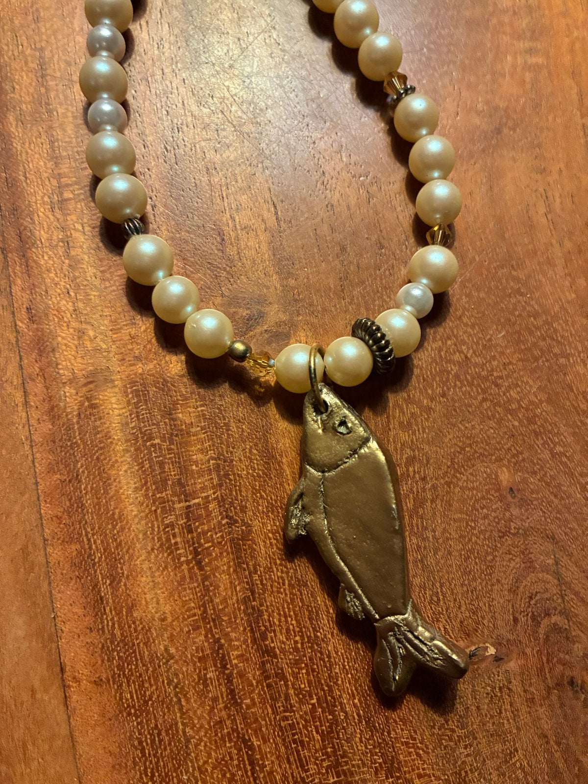 EM HISTORY BEADS Parelketting met vis hanger, Wit, Nieuw, Ophalen of Verzenden, Overige materialen
