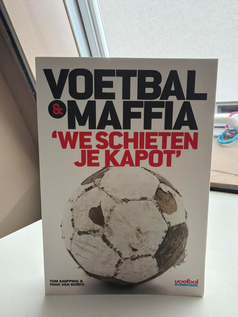 Voetbal & Maffia: 'We schieten je kapot' - Tom Knipping, Ophalen of Verzenden, Zo goed als nieuw, Overige sporten