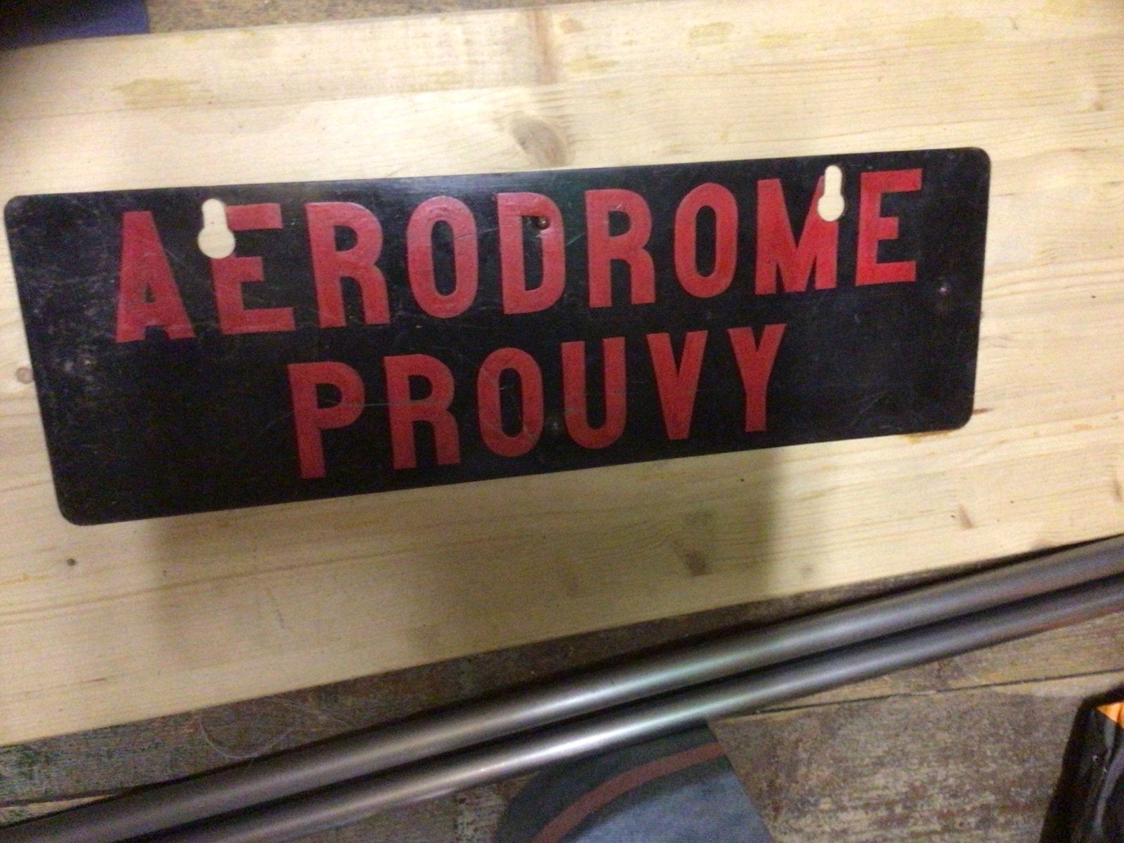 Vintage 'AERODROME PROUVY' bord - Zwart met rode letters, Ophalen of Verzenden