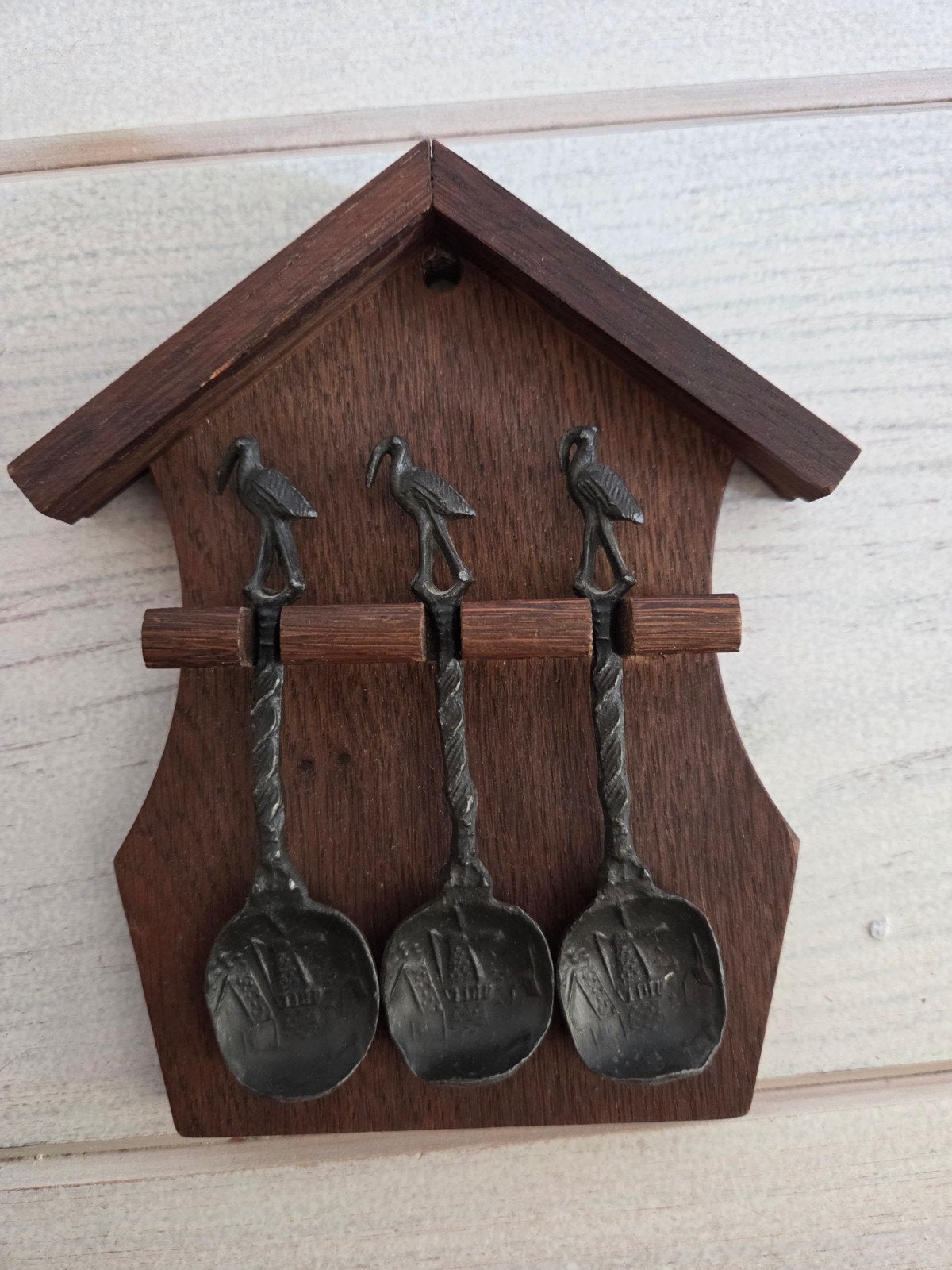 Tinnen souvenirlepels met houten wandrek, Ophalen of Verzenden