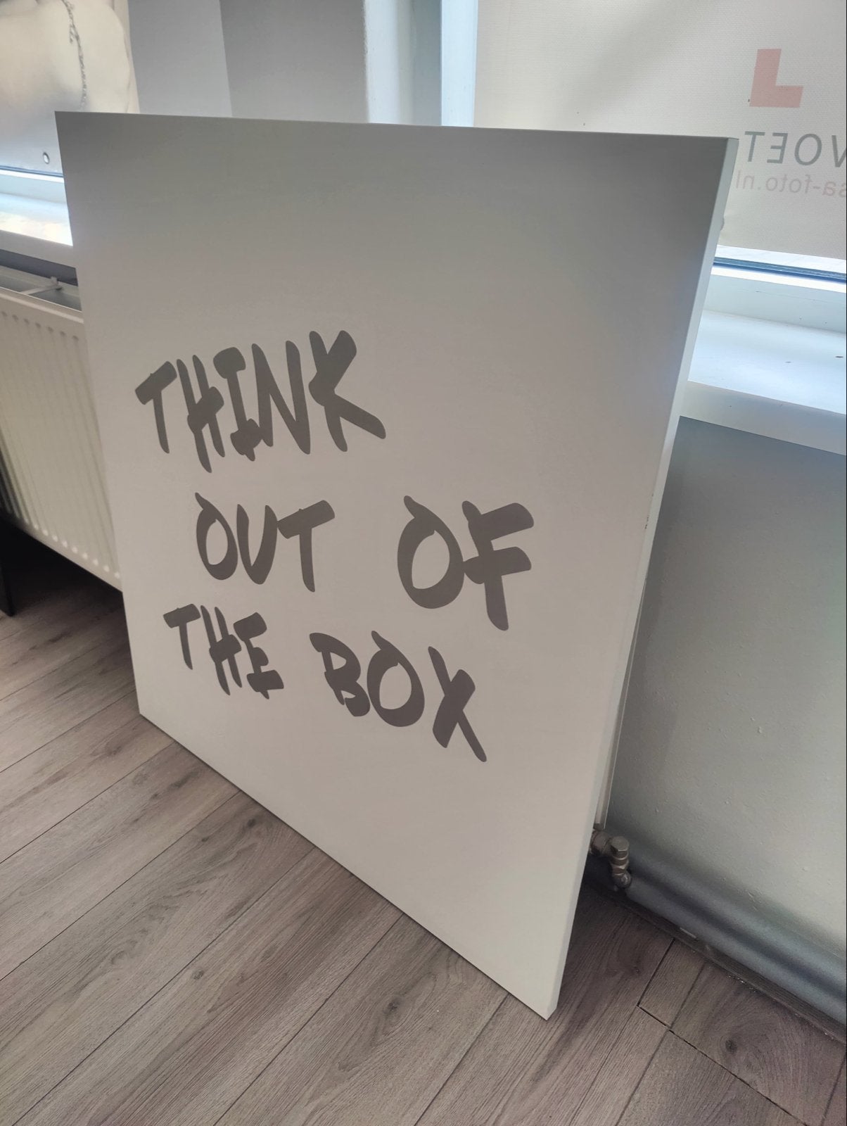 Metalen plaat "Think out of the box" - 95,5x105,5cm, Ophalen, Metaal, Gebruikt, Meerkleurig