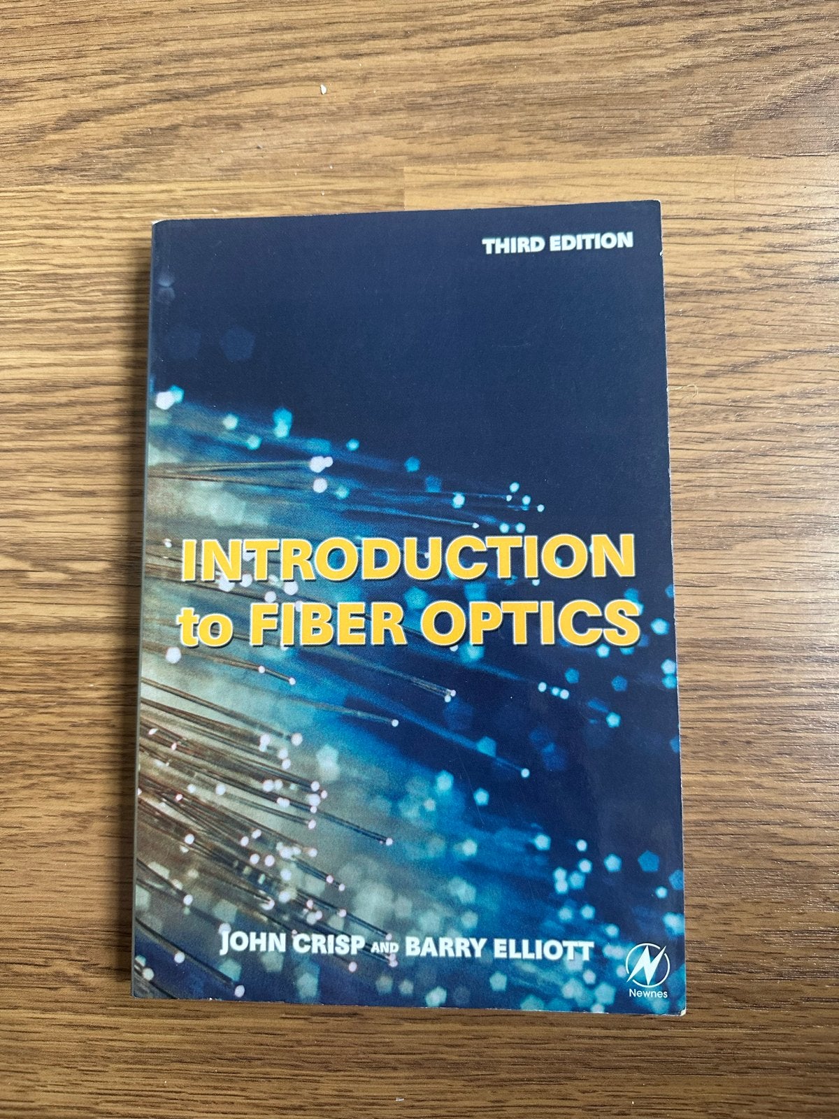 Introduction to Fiber Optics - John Crisp & Barry Elliott, Boeken, Ophalen of Verzenden, Gelezen, Elektrotechniek