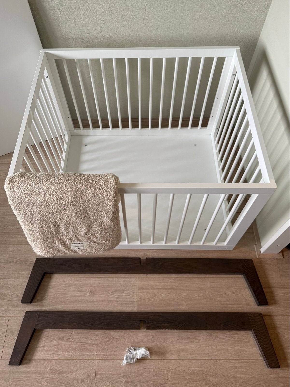Kidsmill Sixties box Wit/Walnoot, Kinderen en Baby's, Boxen, Gebruikt, Rechthoekig, In hoogte verstelbaar, Ophalen