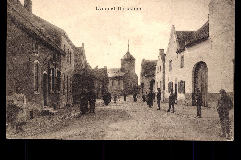 Urmond (L.), Dorpstraat met volk, gelopen 1928, Verzamelen, Verzenden, 1920 tot 1940, Gelopen, Limburg
