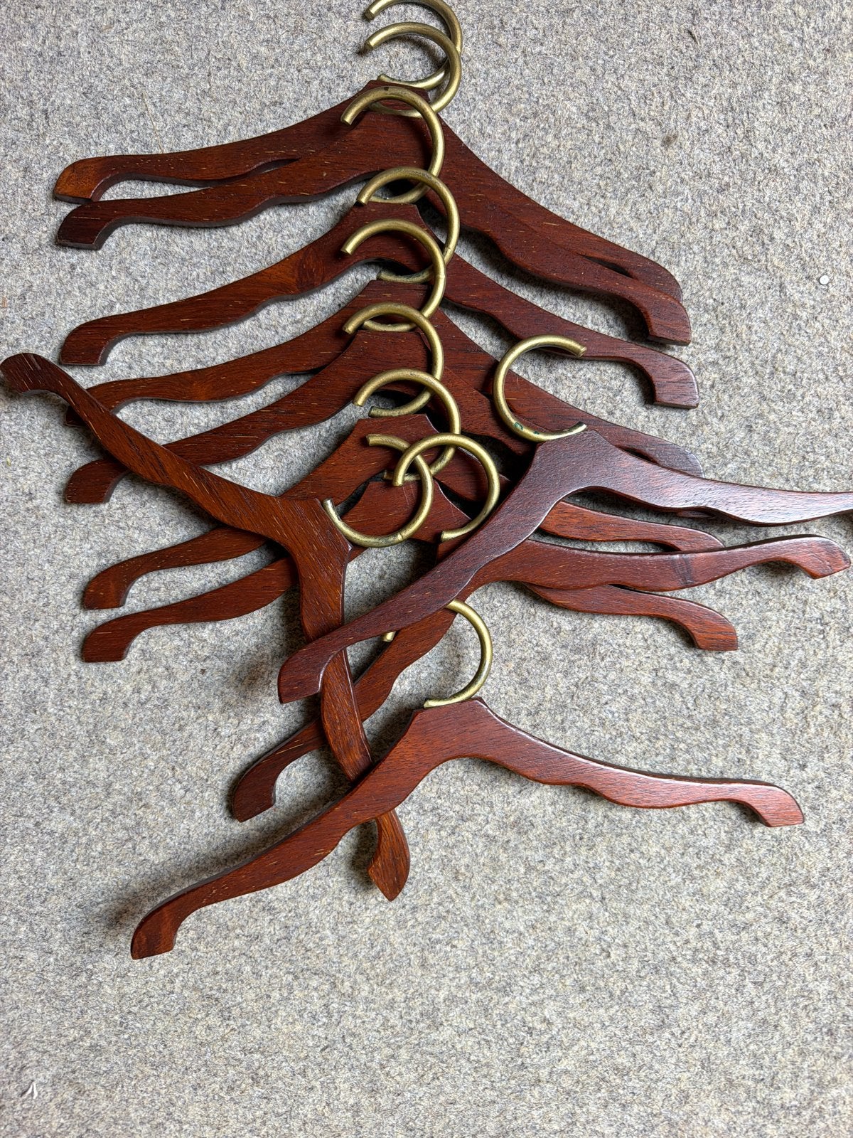Prachtige set 12 vintage Mid-Century houten kledinghangers, Ophalen of Verzenden, Gebruikt, Hout, Volwassenen