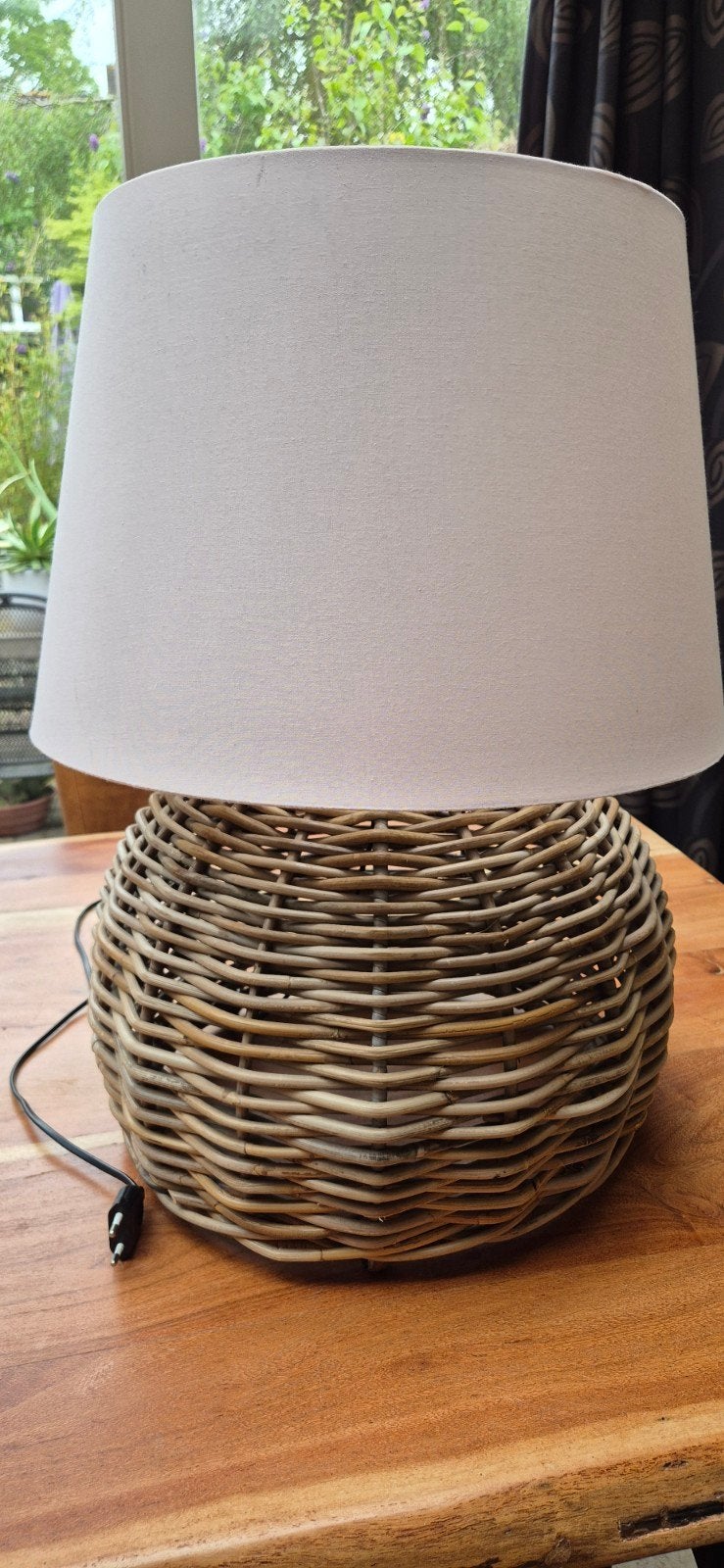 Rotan tafellamp met stoffen kap - Natuurlijke charme, Huis en Inrichting, Lampen | Tafellampen, Ophalen, Zo goed als nieuw