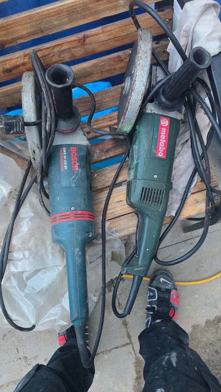 2x Slijptol 230mm - Bosch GWS 26-230 BV en Metabo, Ophalen of Verzenden, Gebruikt, 1000 watt of meer, Haakse handslijpmachine
