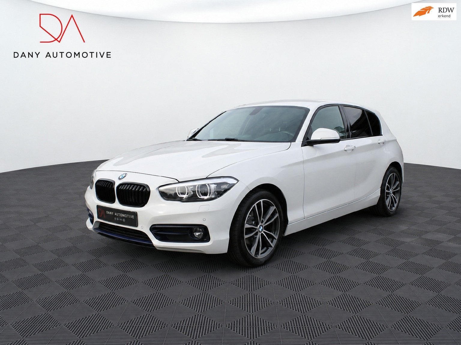 BMW 1-serie 118i Sport Line Shadow LED I NAVI I CRUISE I DIG, Auto's, Dealer onderhouden, Gebruikt, Zwart, Wit