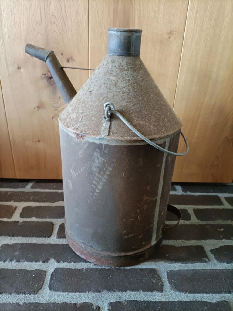 Vintage oliekan. Antiek petroleum blik., Ophalen
