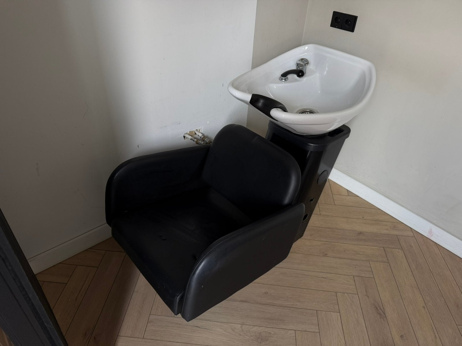 Luxe kappersstoel met wasbak / kapperswasunit – nette staat, Huis en Inrichting, Stoelen, Ophalen, Gebruikt, Zwart, Leer