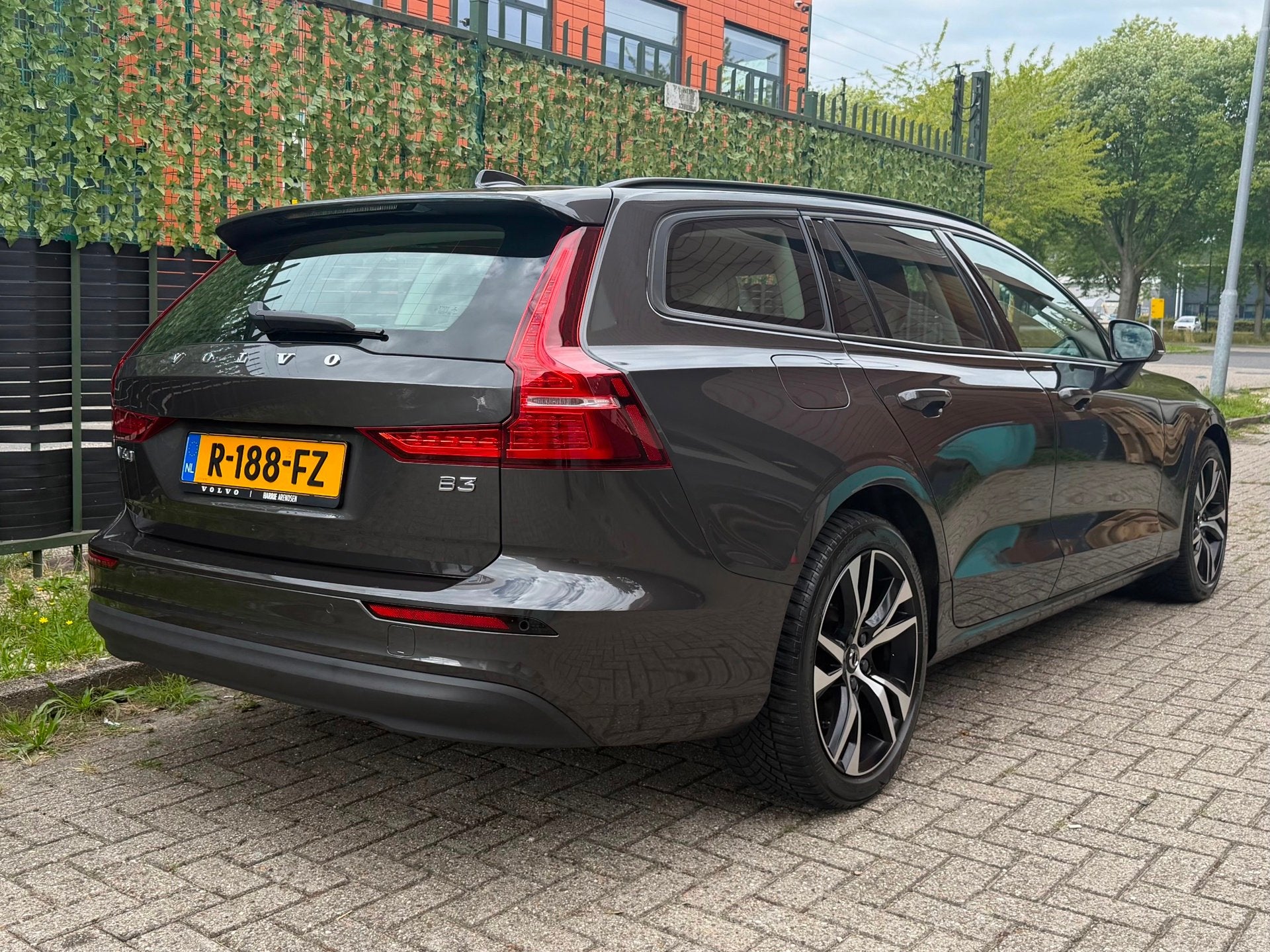 Foto 4 van Volvo V60 2.0 B3 Essential grijs 2022 1EIG|LED|NAVI|NAP