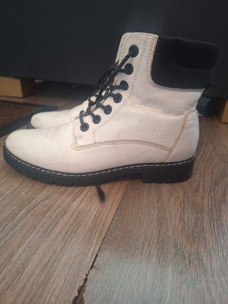 Trendy lakleren witte dames veterboots, maat 40, Wit, Lage of Enkellaarzen, Ophalen of Verzenden, Zo goed als nieuw
