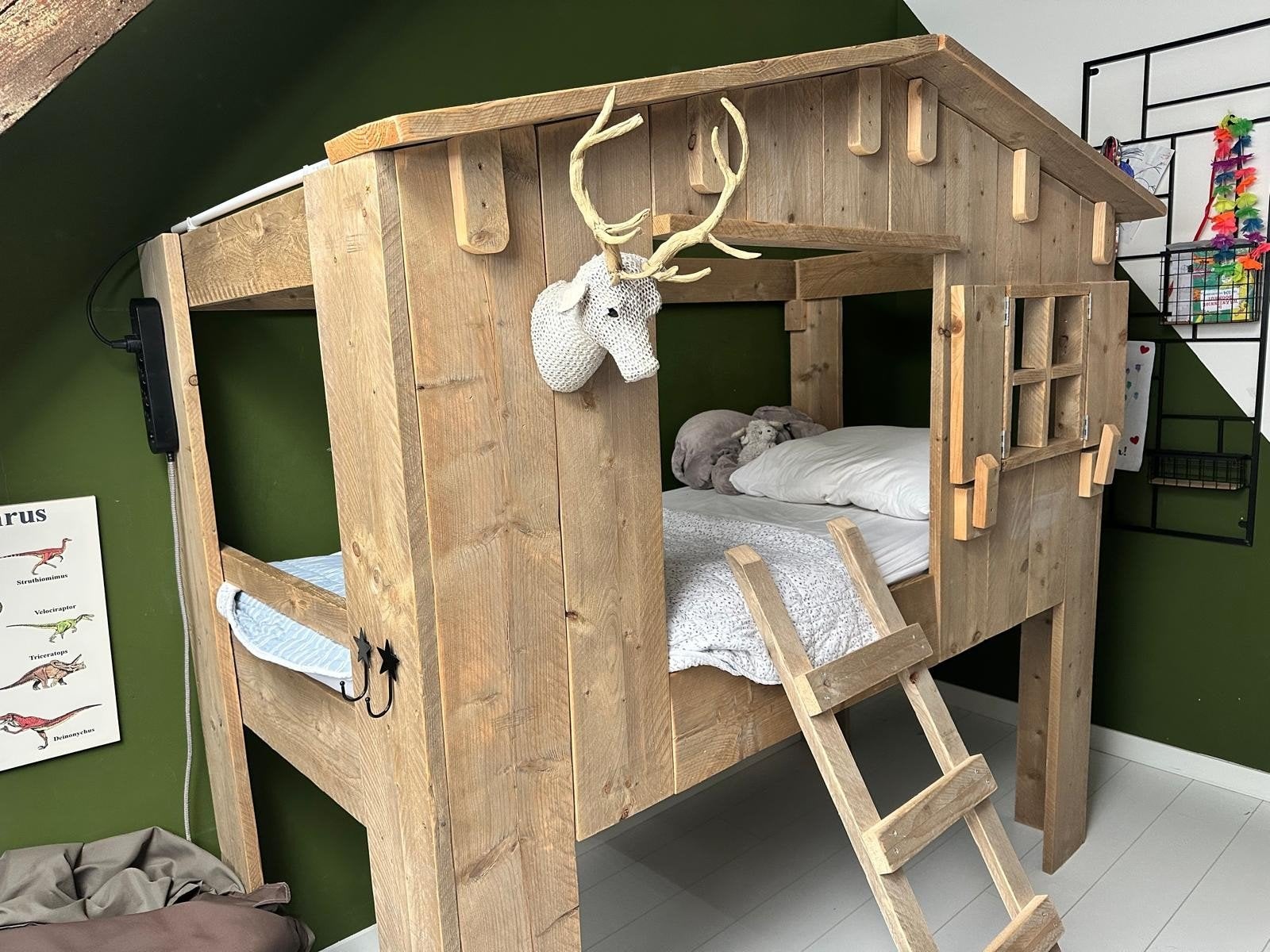 Houten hoogslaper met matras. 90 bij 200 cm., Kinderen en Baby's, Kinderkamer | Stapelbedden en Hoogslapers, Ophalen, Zo goed als nieuw