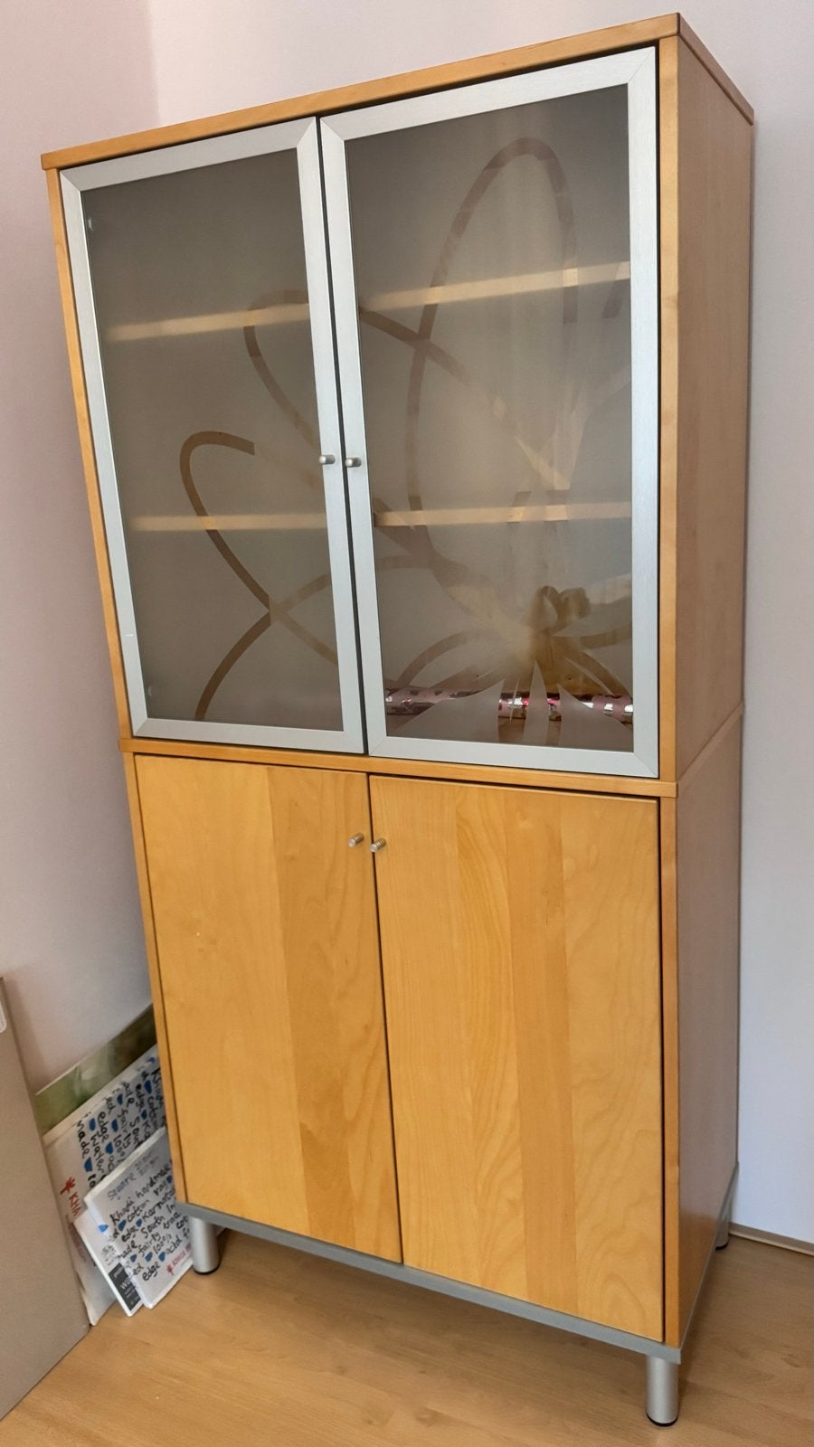 Stijlvolle Kast met Glazen Deuren en Houten Onderkast, Ophalen, Gebruikt, 50 tot 100 cm, 150 tot 200 cm