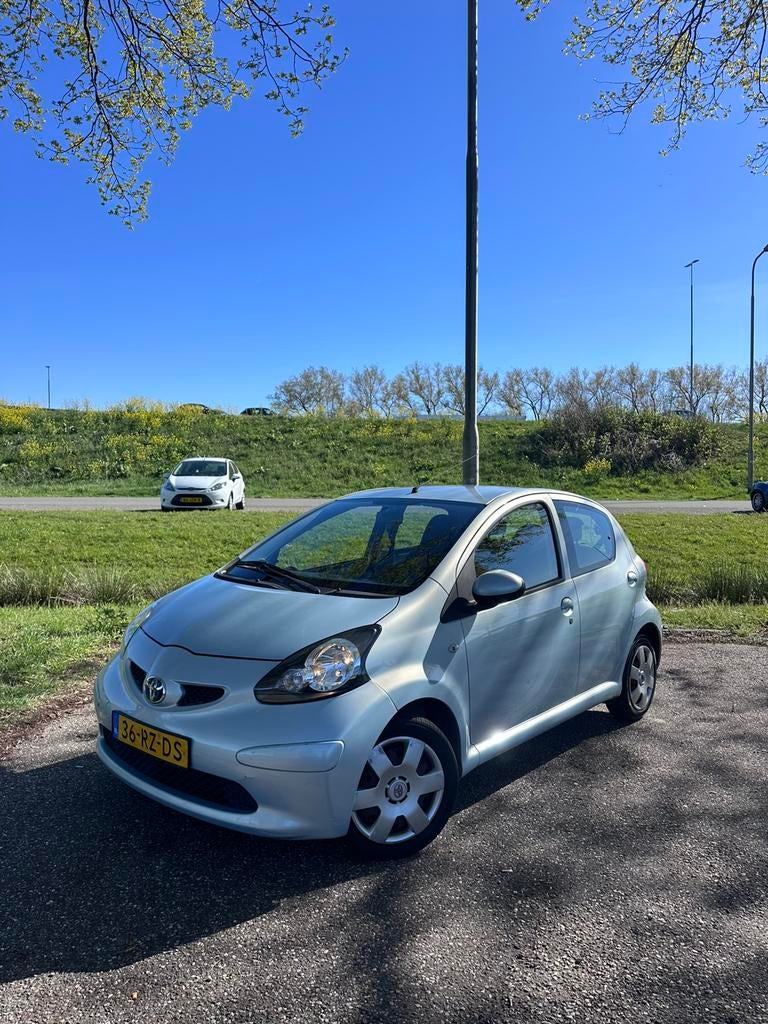 Toyota Aygo 1.0 12V Vvt-i 5DRS 2005 Blauw, Auto's, Voorwielaandrijving, 68 pk, Origineel Nederlands, Handgeschakeld