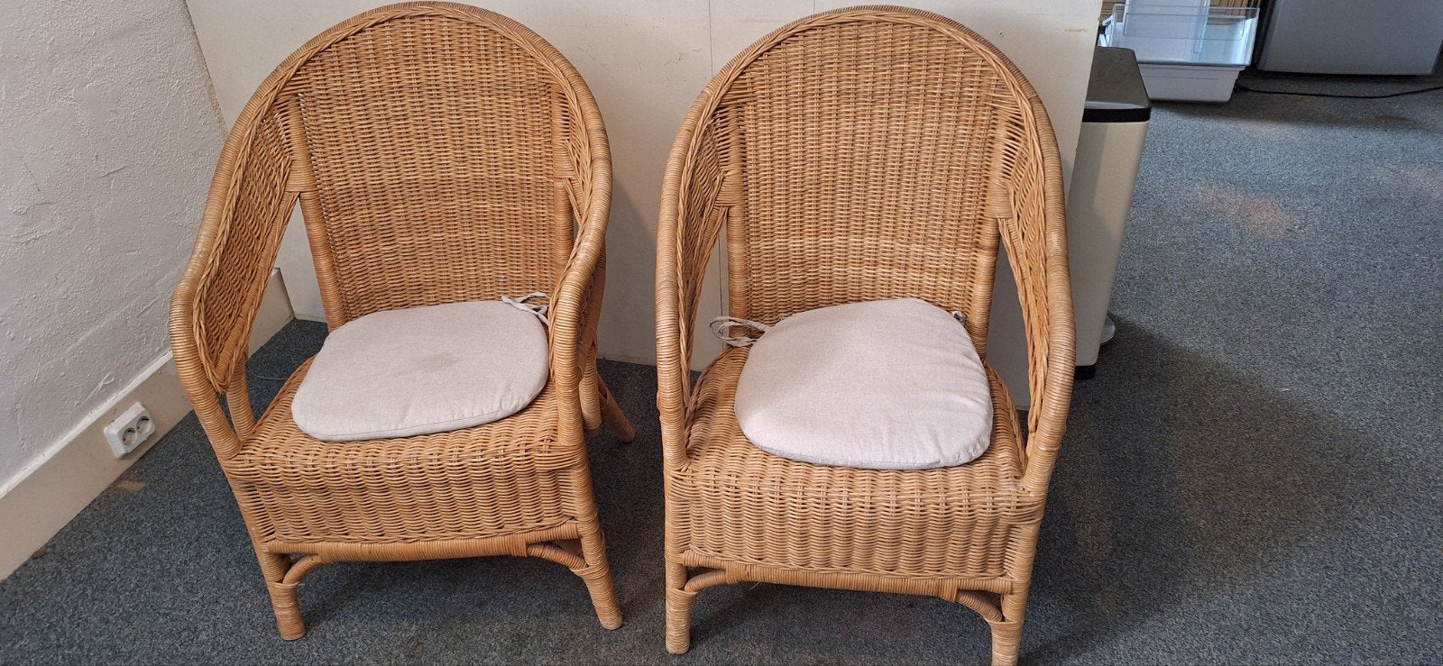 Twee rieten stoelen met kussens, Gebruikt, Twee, Bruin, Riet of Rotan