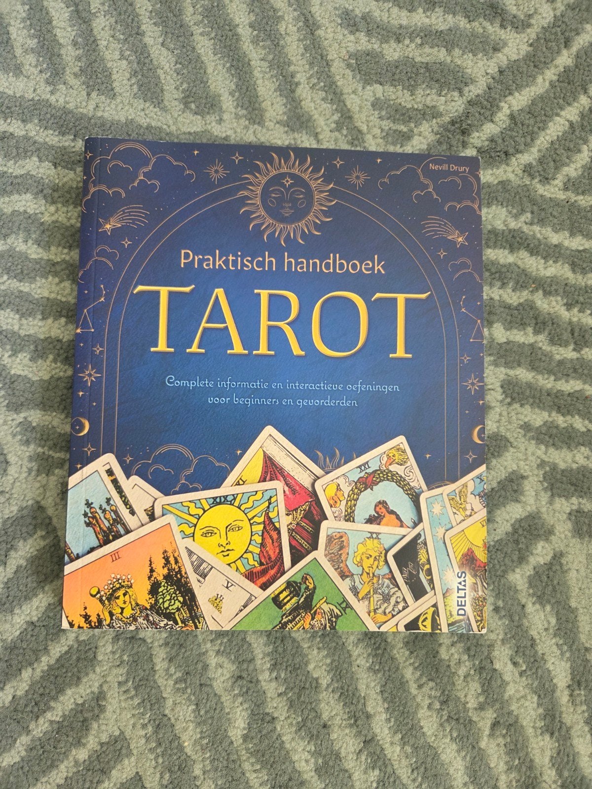 Praktisch handboek Tarot - Nevill Drury, Boeken, Tarot of Kaarten leggen, Ophalen of Verzenden, Zo goed als nieuw, Nevill Drury